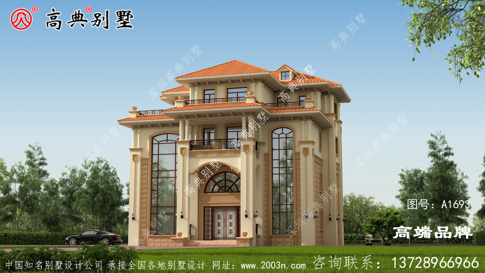 挑高的落地窗在保证室内采光的同时更显大气